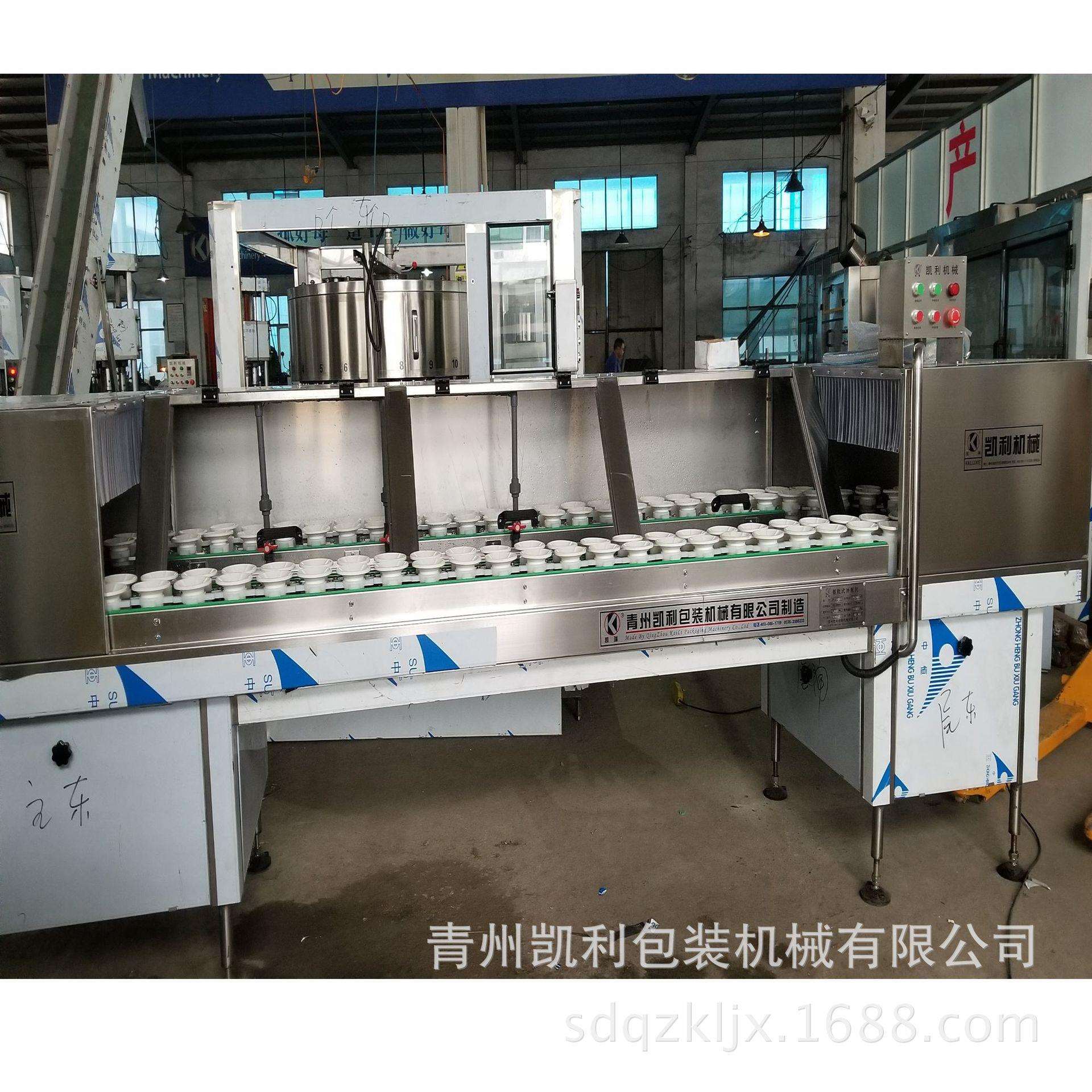制造双列链轨式冲瓶机采用两次循环水跟踪冲洗和一次净水