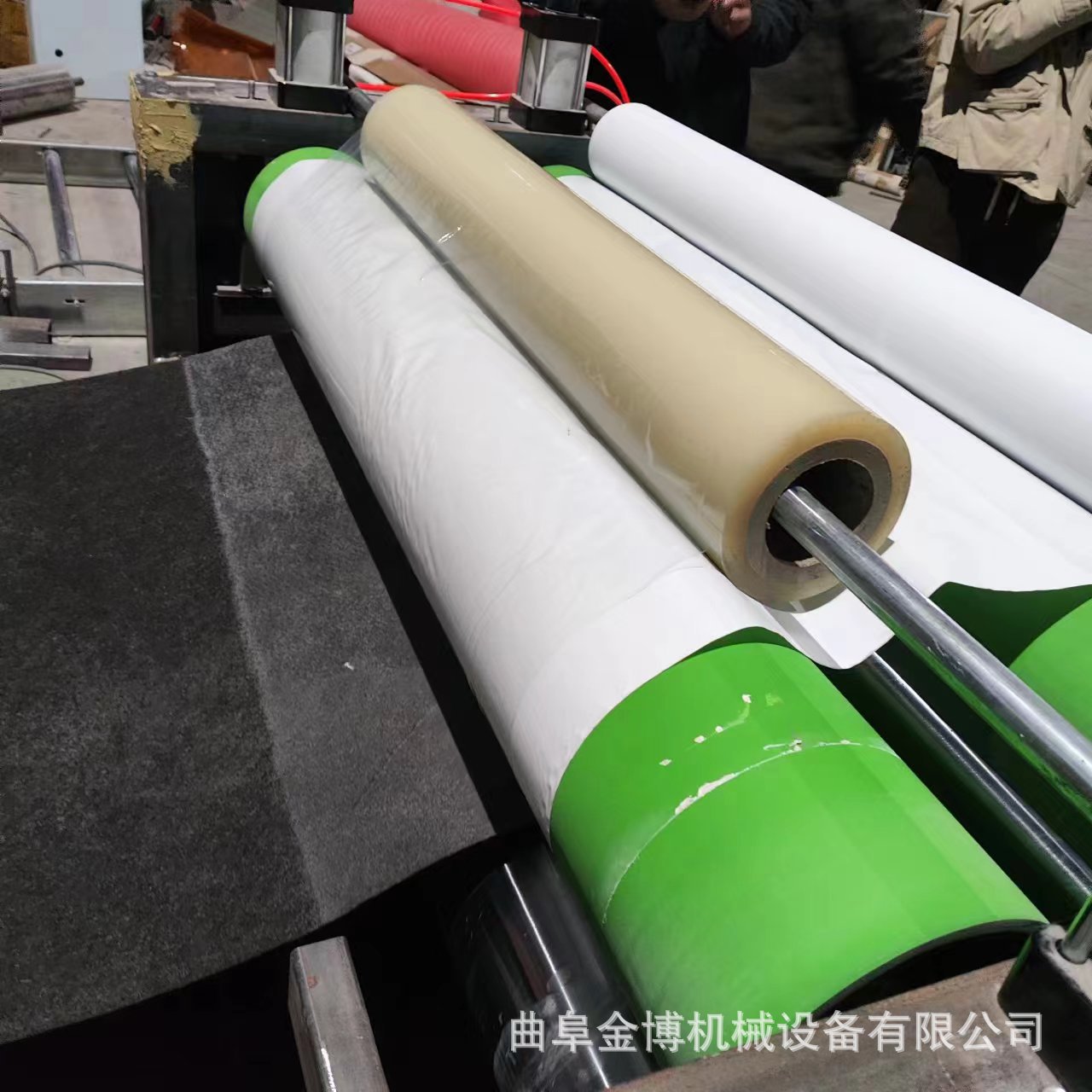 镀锌钢板自带背胶覆膜机不锈钢板冷裱贴膜机全自动保护膜覆膜机