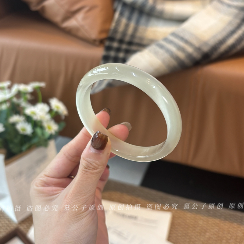 近4小时800+人加购过的玉手镯