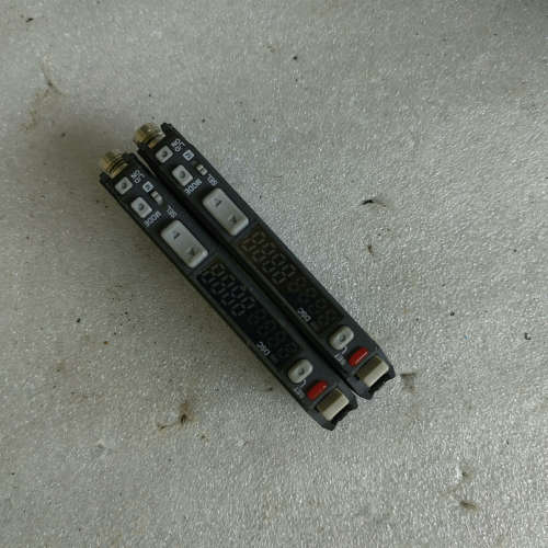 议价基恩士放大器两个，型号：FS-V31CP，实图拍摄，好坏不包