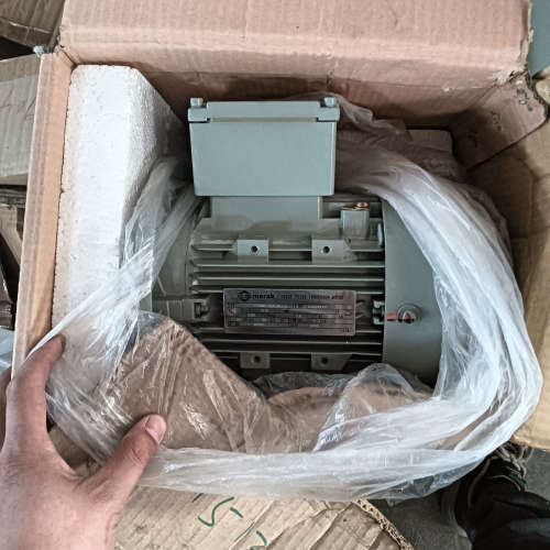 议价Merak三相感应电机，型号FT80M2-4LK-85，功率