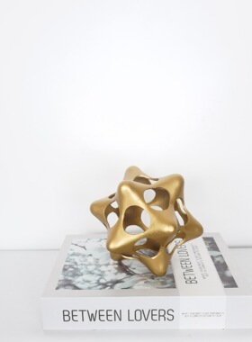 现代创意金属镂空球摆件儿童房软装饰品手办摆件家居客厅装饰品