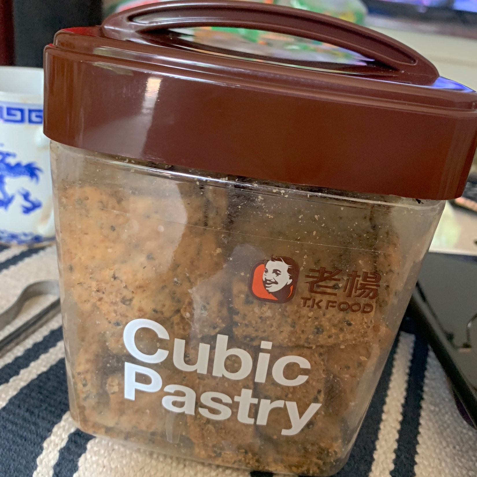 食品老杨方块芝麻咸酥饼干网红休闲办公室小零食酥脆520g罐装代餐