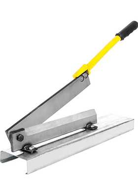 China Cut pork ribs and pig trotters with a guillotine