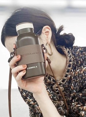 comika高颜值简约原宿风复古户外便携背带斜跨男女生不锈钢保温杯
