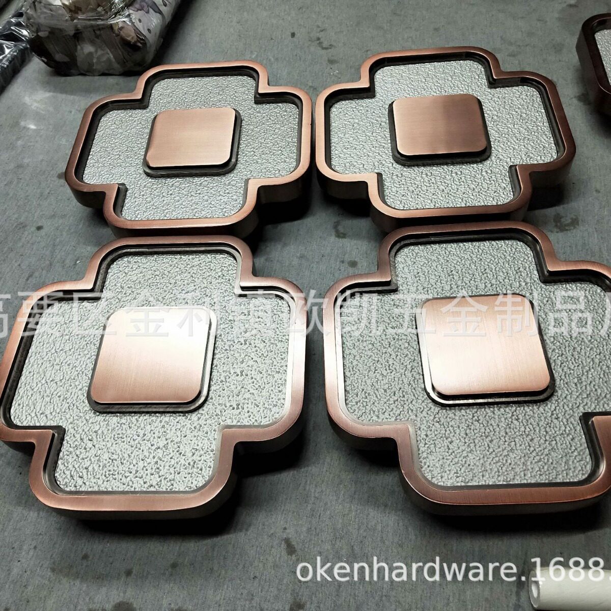 铝板雕刻镶嵌不锈钢砂白面板工艺酒店厢房客房木门拉手把手