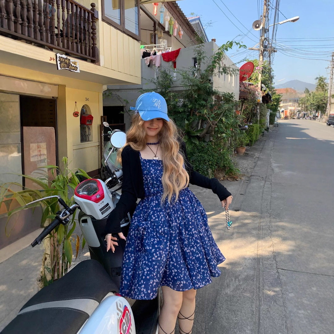 微胖高级感蓝色碎花吊带连衣裤女法式气质温柔甜美短款裙裤黑外套