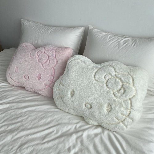 HeloKity猫床上睡觉抱枕宿