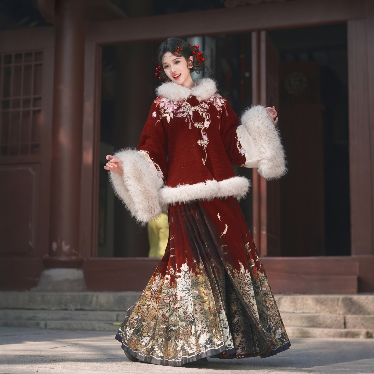 月渺境红色新年战袍马面裙外套图片