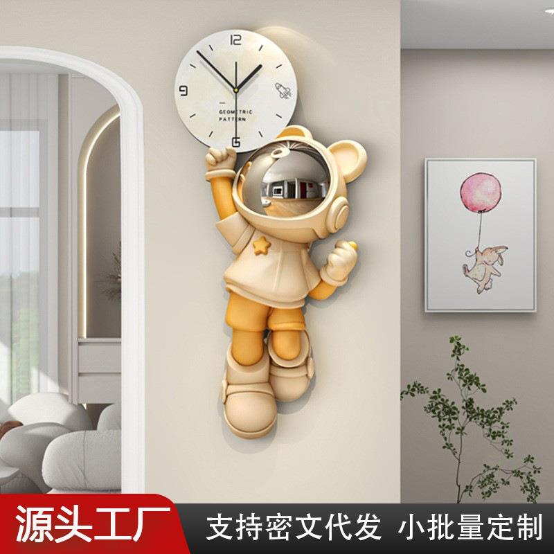 宇航员卡通时钟高级感挂墙现代简约家用免打孔钟表挂钟客厅装饰钟