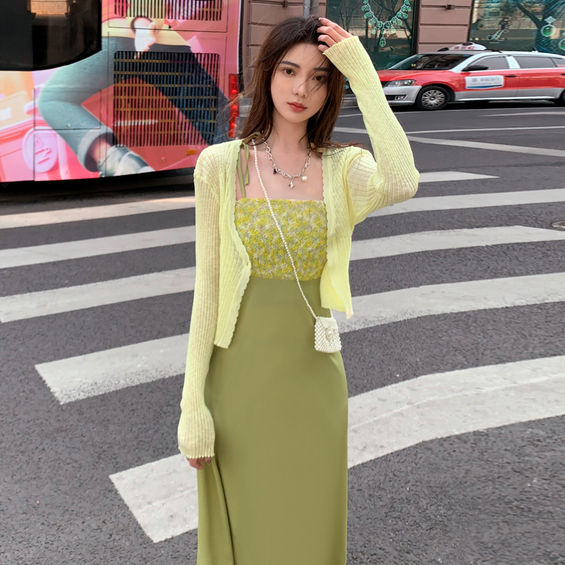 吊带连衣裙碎花套装裙两件套夏牛油果绿海边三亚度假穿搭绿色裙子