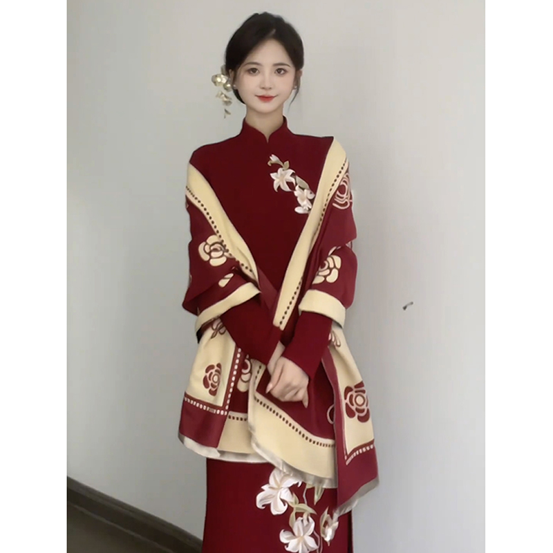 2025国风改良旗袍秋冬结婚订婚新中式连衣裙红色百合花刺绣高级感