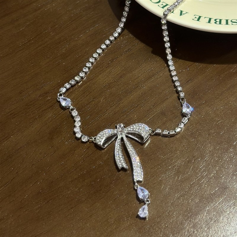 新款轻奢小众镶水钻蝴蝶结v项链女网红甜酷锁骨链高级设计感个性