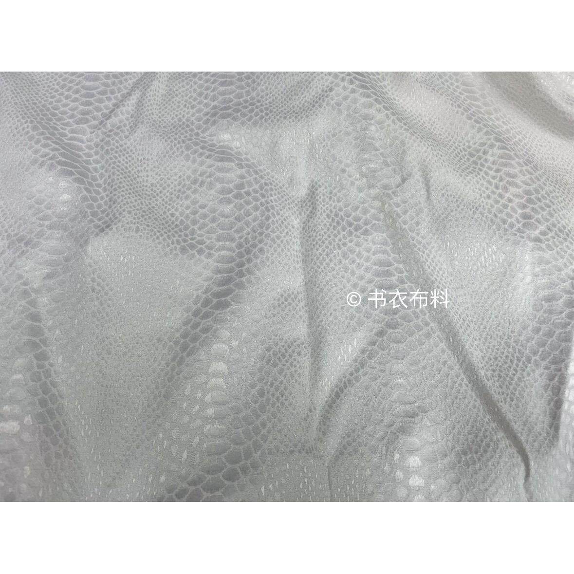 垂感微弹 纯白色光泽感蟒纹鳄鱼纹提花涤棉面料 西装马甲半裙布料