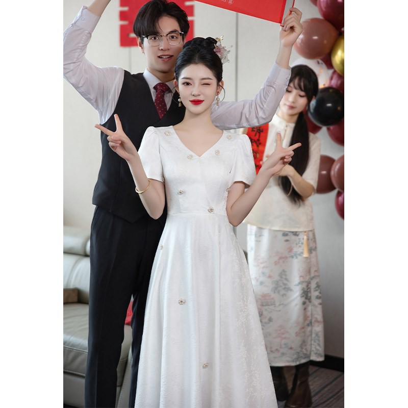 现货速发v领订婚礼服裙2025新款平时可穿小个子衣服白色轻领证登