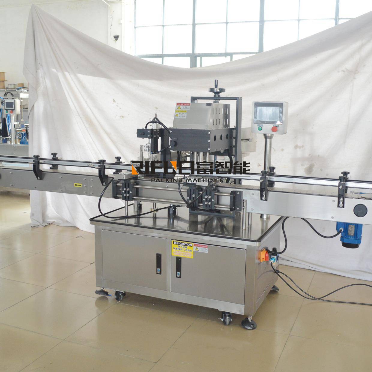 全自动四轮旋盖机日化玻璃瓶矿泉水拧盖机螺纹盖连续封口机