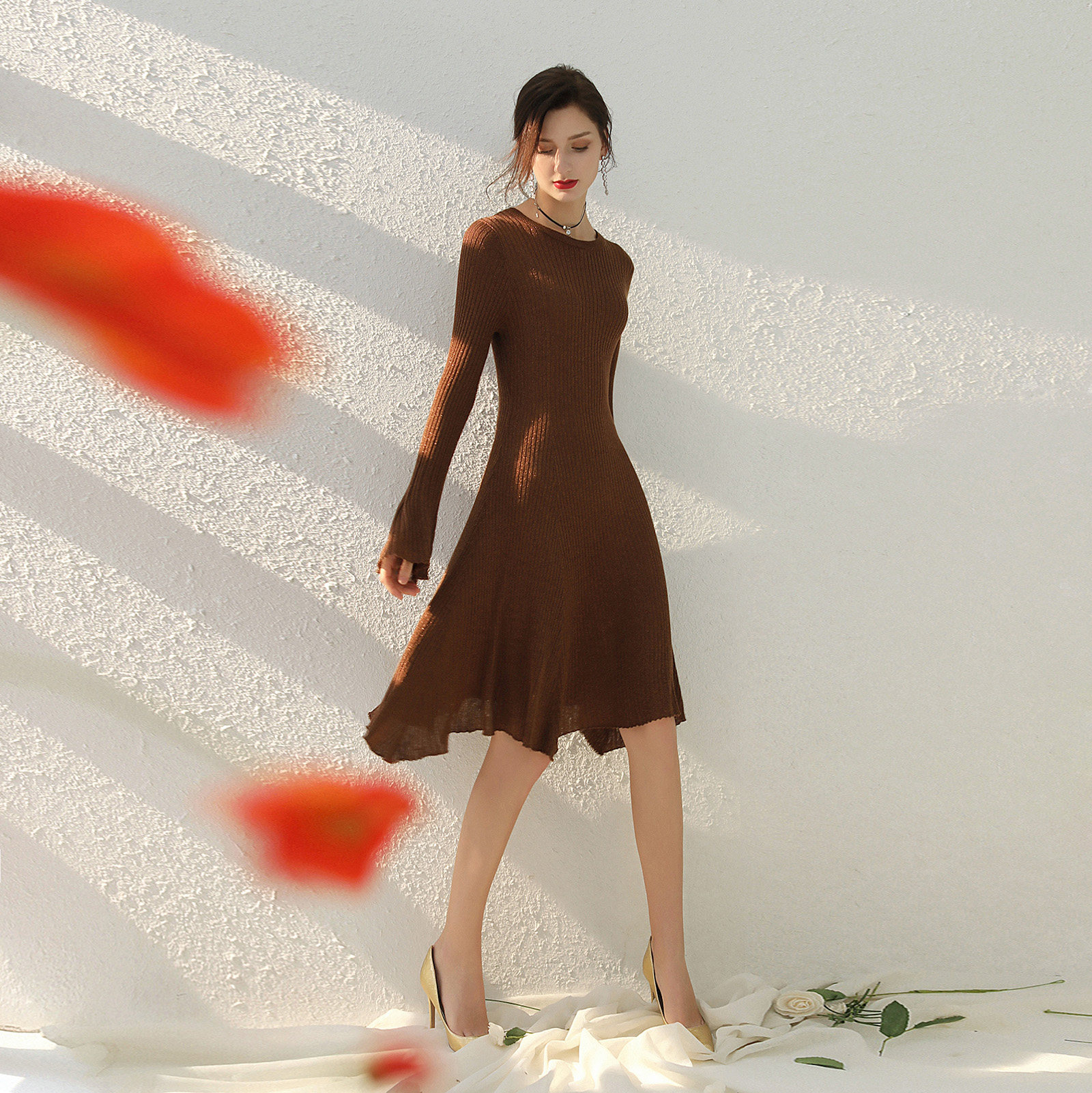 芭知彩秋冬打底柔软亮丝不扎肉喇叭长袖气质中长款垂感针织连衣裙