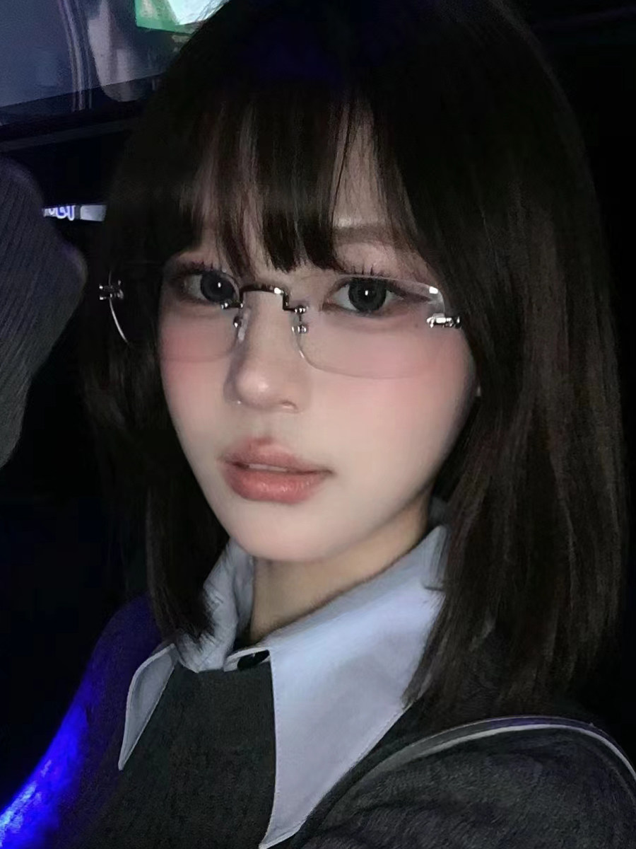 แว่นตาไร้ขอบสีเงินสำหรับผู้หญิงที่มีความปรารถนาอันบริสุทธิ์ คุณภาพสูง สายตาสั้น ปรับสายตาได้ ใบหน้าสวย ป้องกันแสงสีฟ้าเล็ก ตาแบน