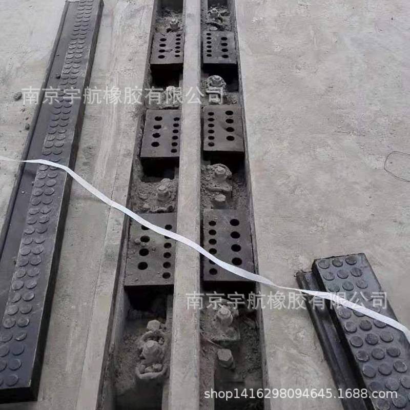厂家供应轮缘槽橡胶嵌条轮缘槽橡胶填充块码头吊车铁路站场轮缘槽