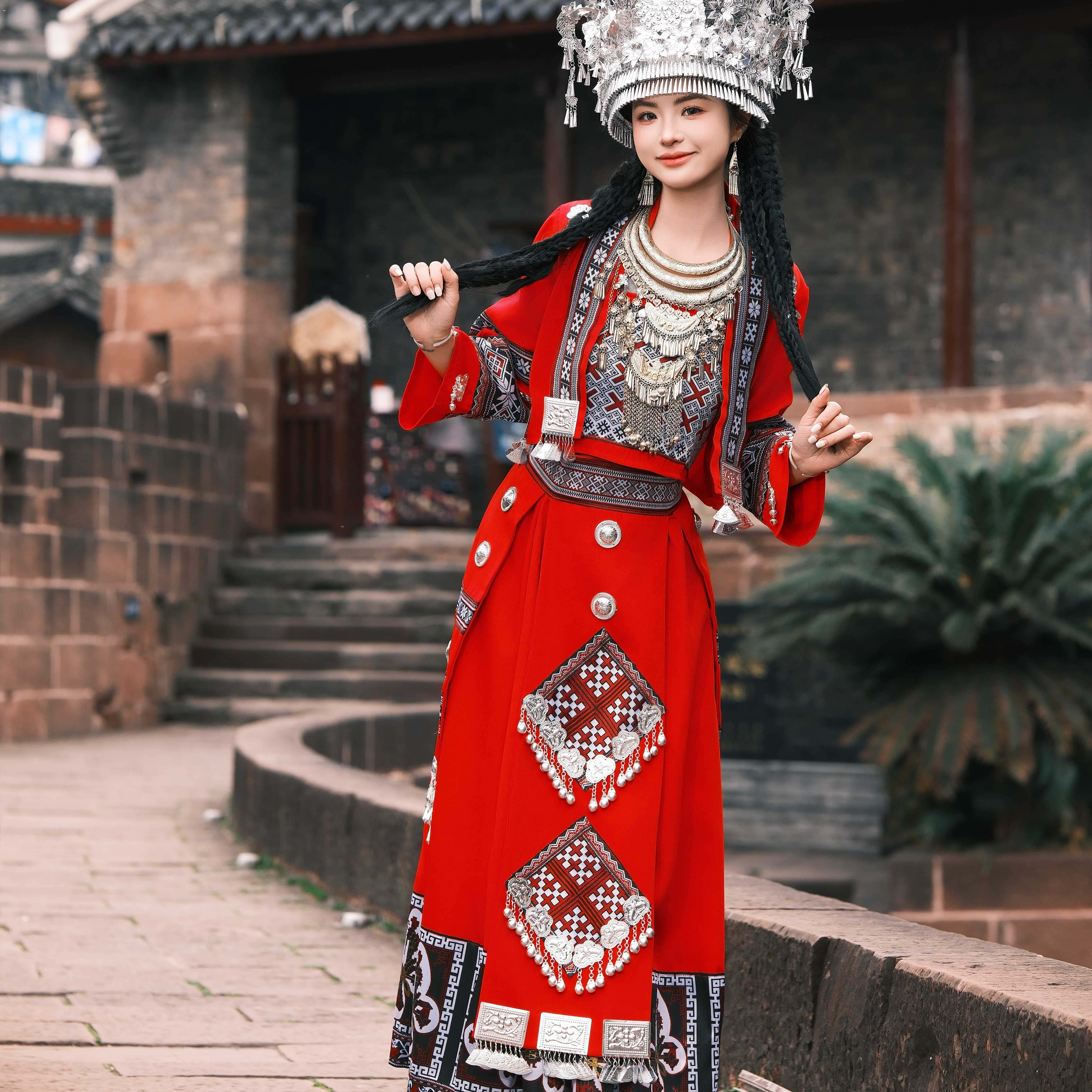 苗族风红色民族服装女苗疆少女银饰刺绣演出服旅拍摄影长裙