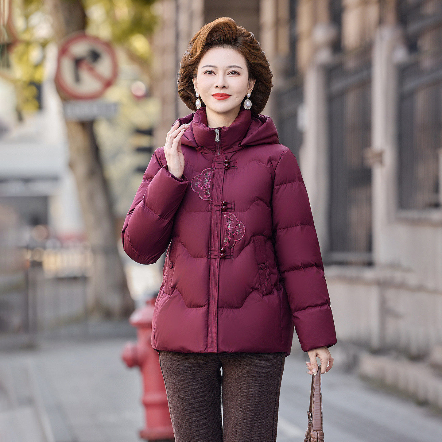 雪中飞妈妈羽绒服女冬季短款可拆卸帽国风刺绣盘扣中老年保暖外套