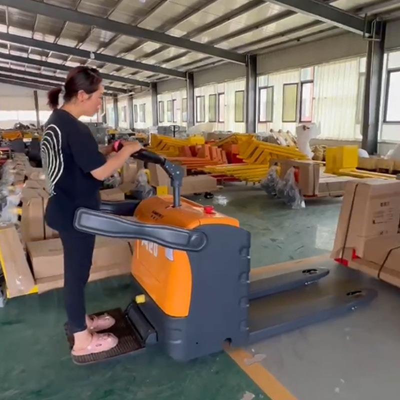 站驾式全电动搬运车2吨3吨地牛站立式全自动电瓶托盘搬运车叉车