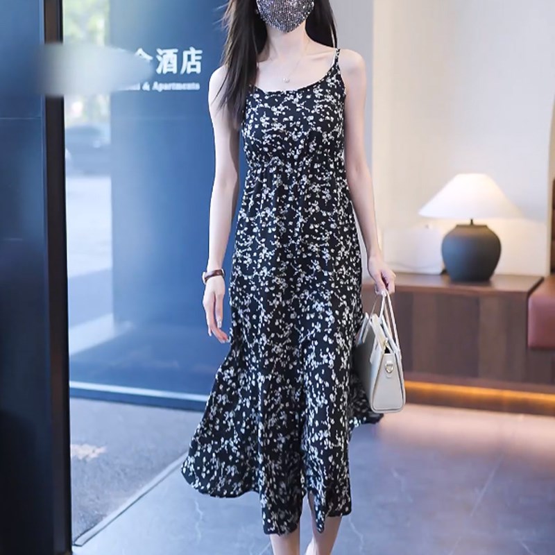 2024夏季新款今年流行漂亮连衣裙女收腰显瘦长款吊带裙海边度假裙