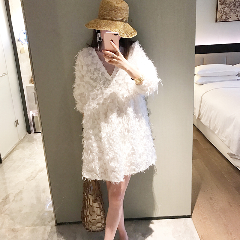 白色羽毛流苏连衣裙初秋装2021年新款宽松v领大码长袖裙子女秋冬