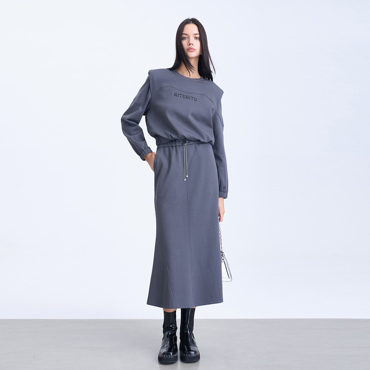 Aitu法式时尚度假运动风垫肩长袖T恤中长半裙两件套装显瘦