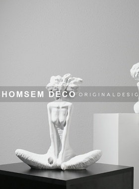 现代简约卡通梦娜三姐妹卡通人物雕塑样板房间售楼处玄关边柜摆件