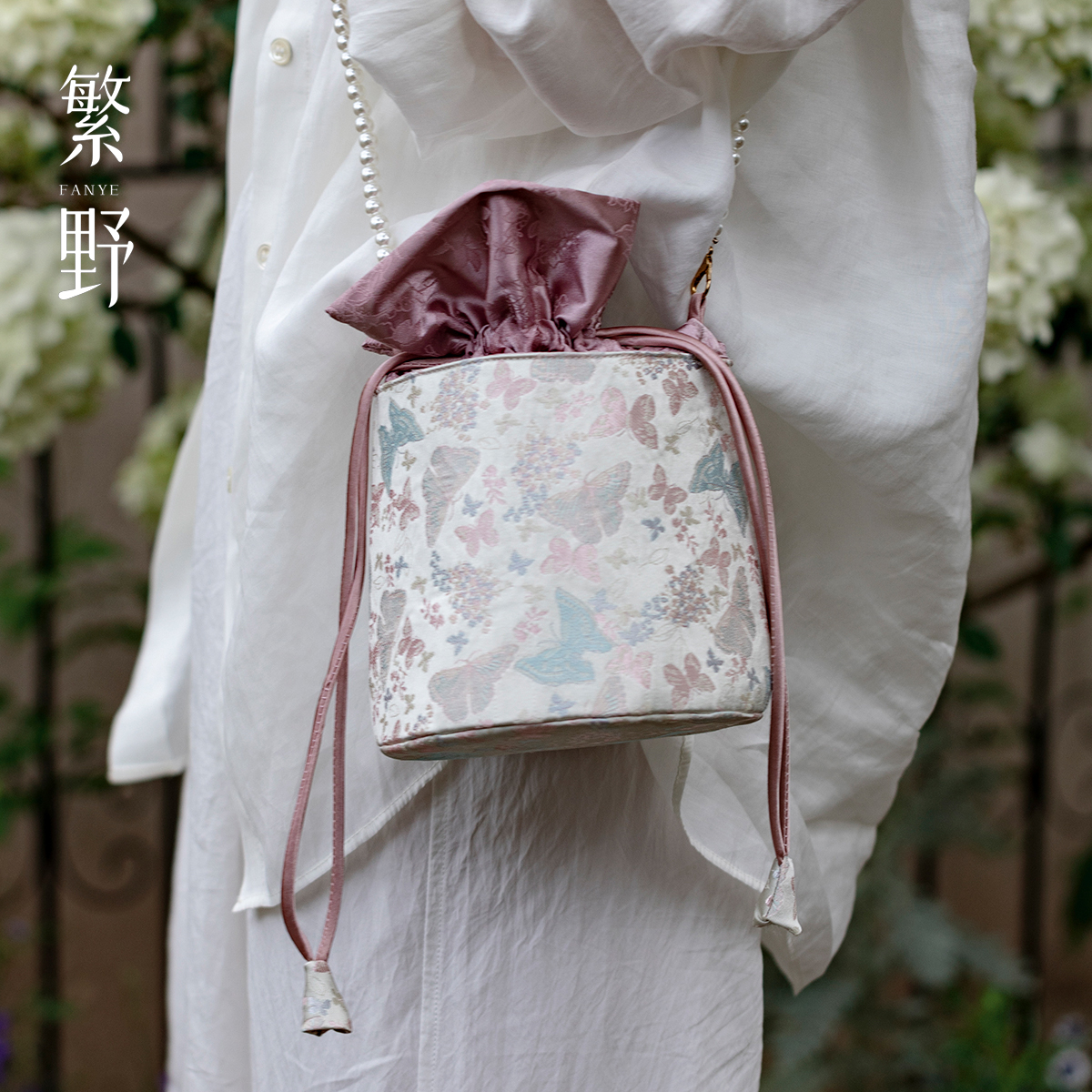 繁野国风珍珠链水桶包包刺子绣蝴蝶女士包包旗袍装饰包斜跨文艺包