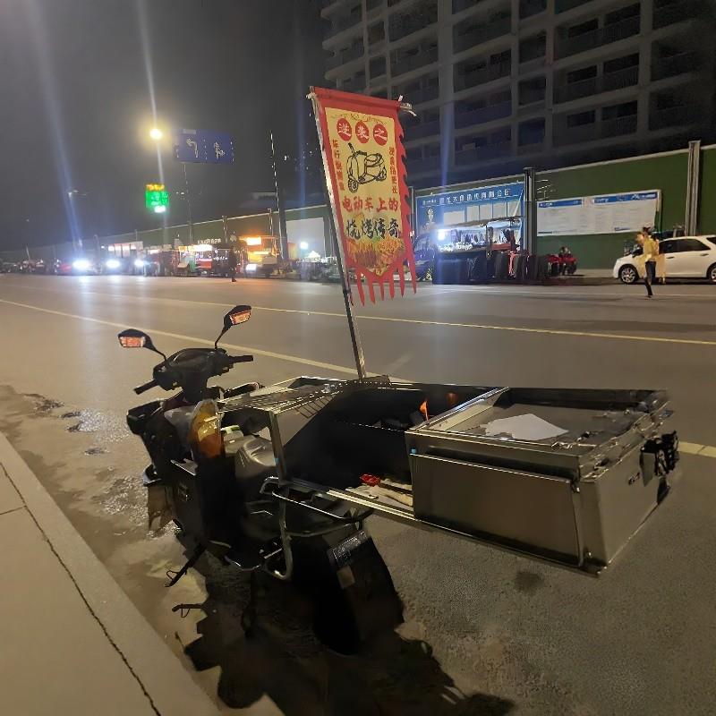 电动车摆摊箱烧烤架烤肠网红摩托车电瓶车尾部不锈钢后座摆摊箱子