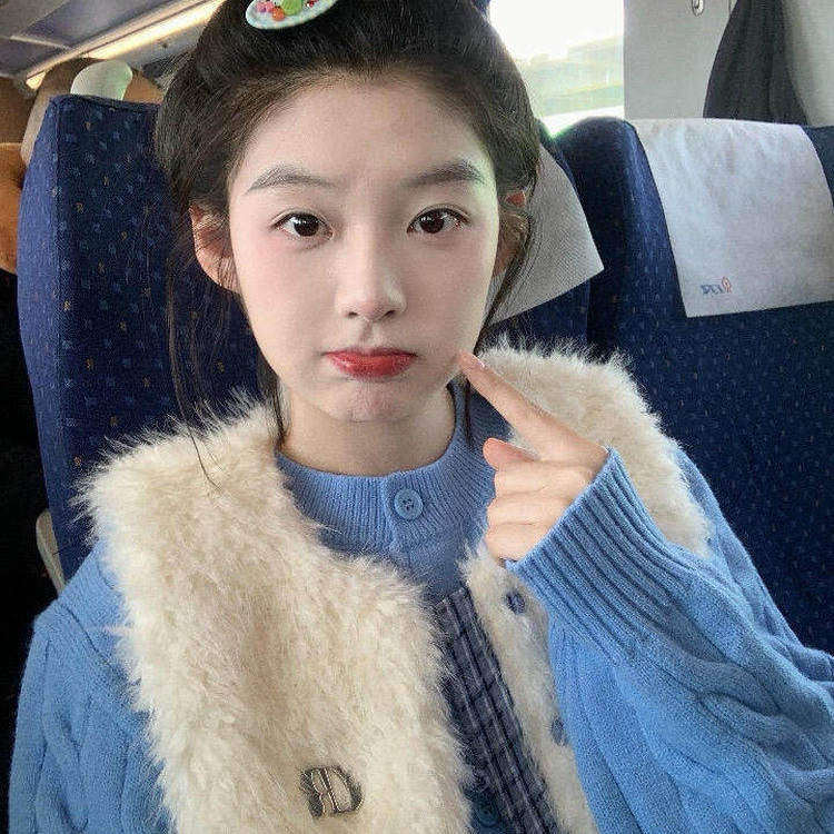 巨好看白色毛绒马甲背心女秋冬2026新款叠穿保暖厚针织外套两件套