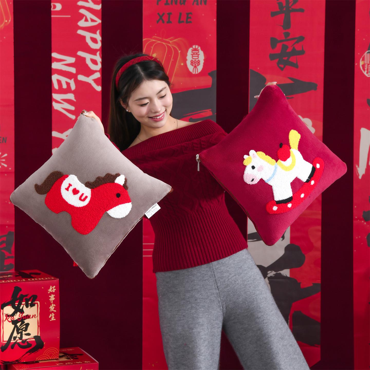 加厚抱枕被二合一两用新年红马抱枕车载午休睡觉汽车靠垫被子枕头