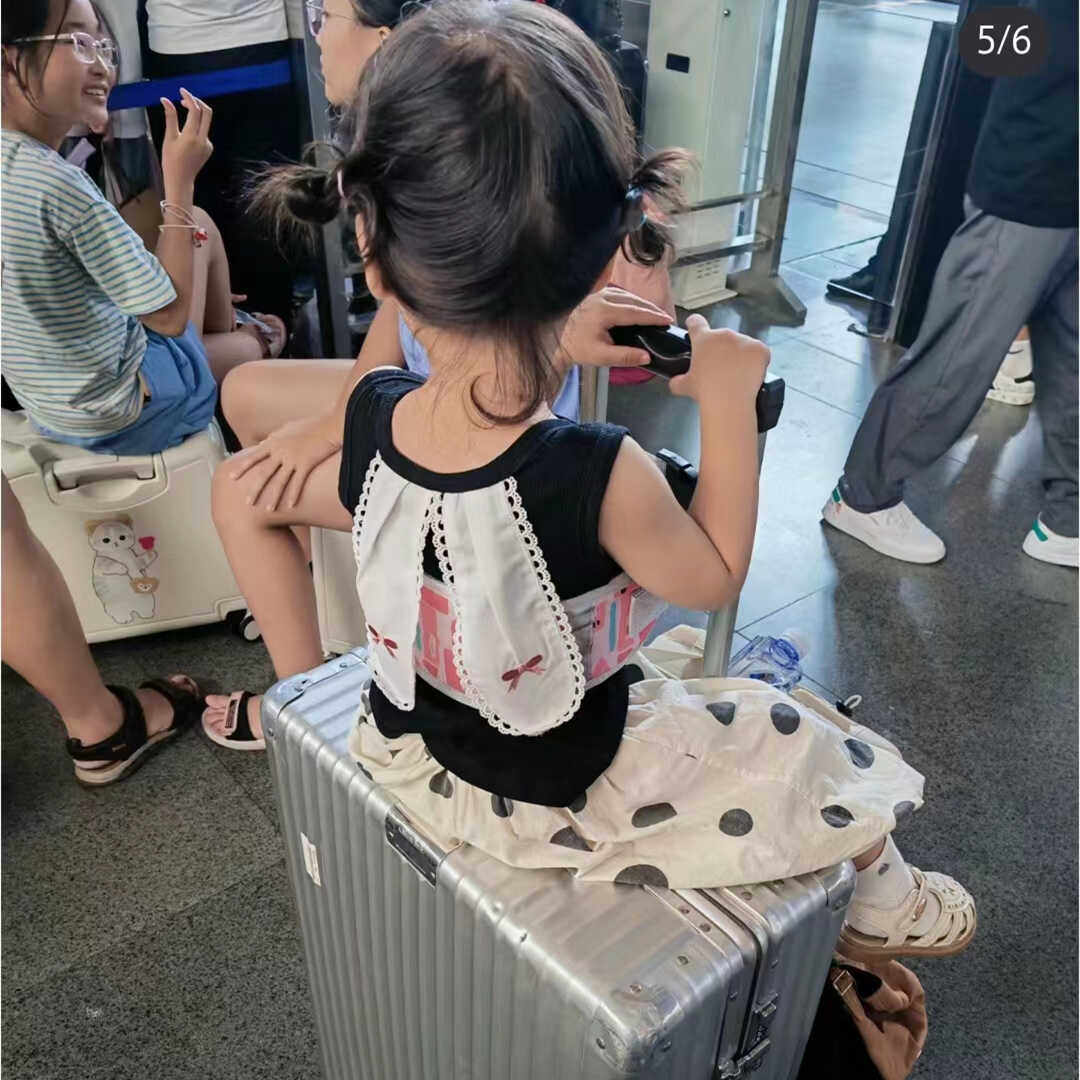 行李箱坐宝宝神器创意假期出游便携防丢电动车带孩子安全防护背带