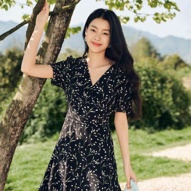 珂莱娜真丝碎花V领茶歇连衣裙
