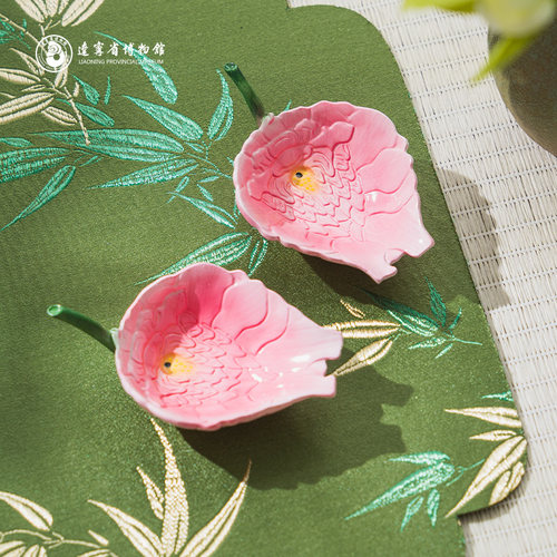 辽宁省博物馆粉彩花式吸杯冰箱贴