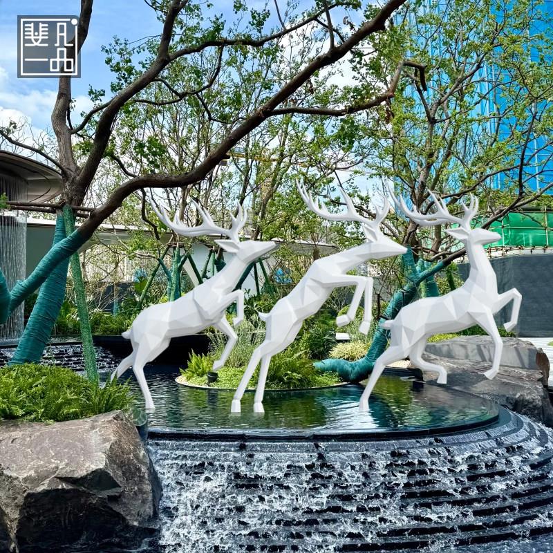 运动鹿雕塑奔跑梅花鹿园林景观社区草坪跳跃鹿动物摆件展厅布景