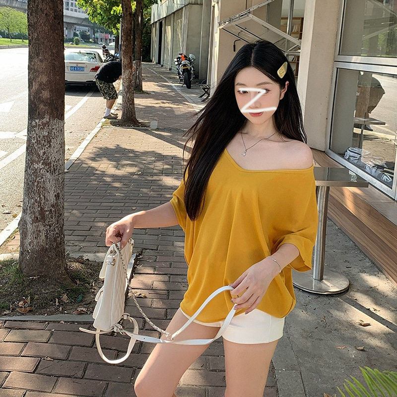 纯欲慵懒宽松蝙蝠袖V领斜肩辣妹短袖微透凉感薄款罩衫T恤女夏季