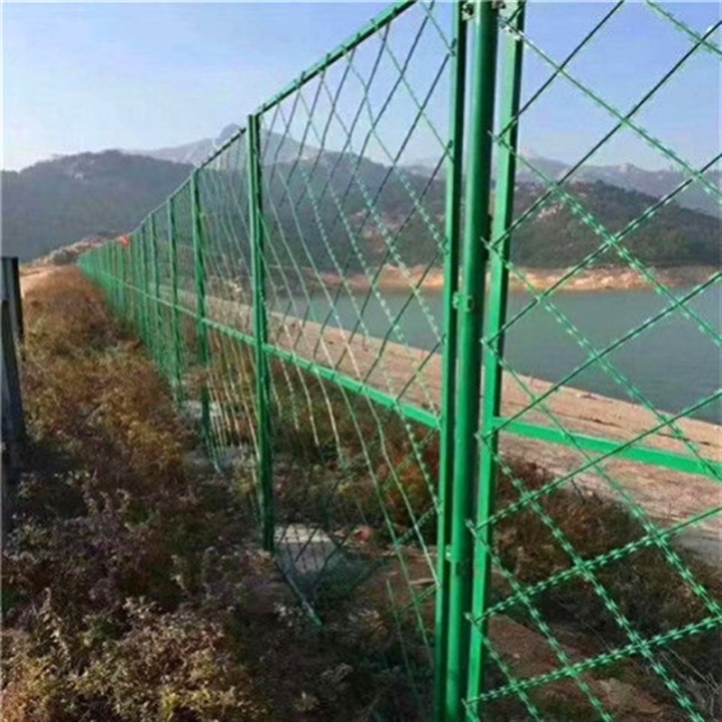 热销镀锌菱形刀片焊接网护栏防爬防盗网带刺铁丝边防刺网野猪防撞