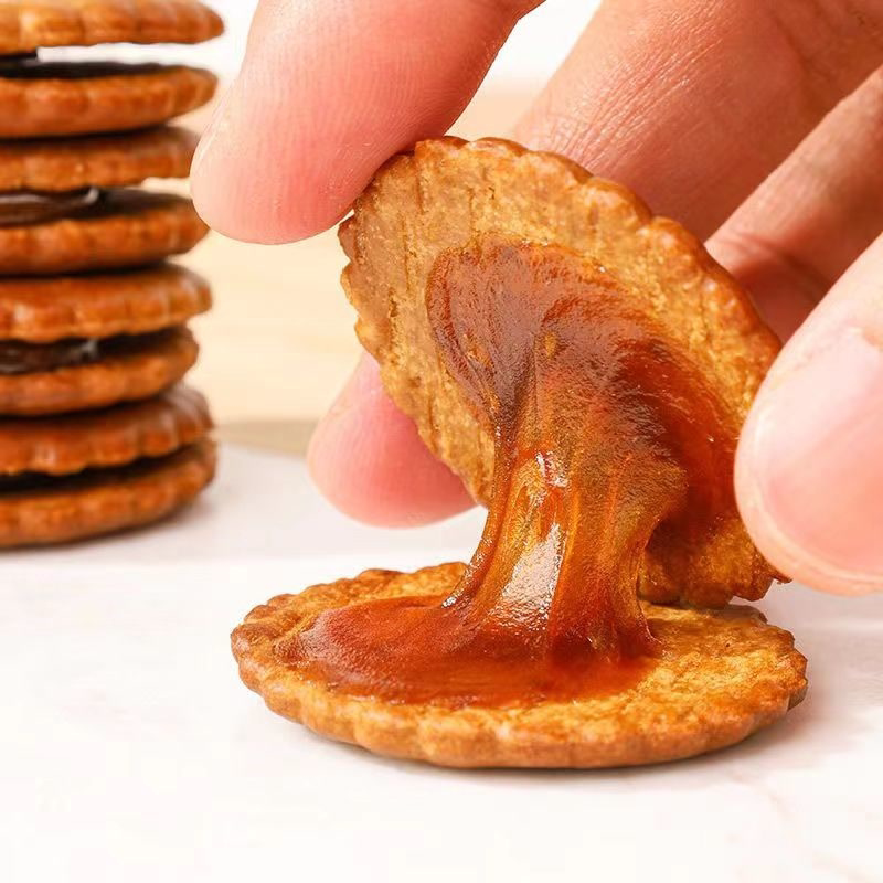 麦芽糖独立小包装夹心饼干批发休闲零食咸蛋黄黑糖味充饥代餐圆饼