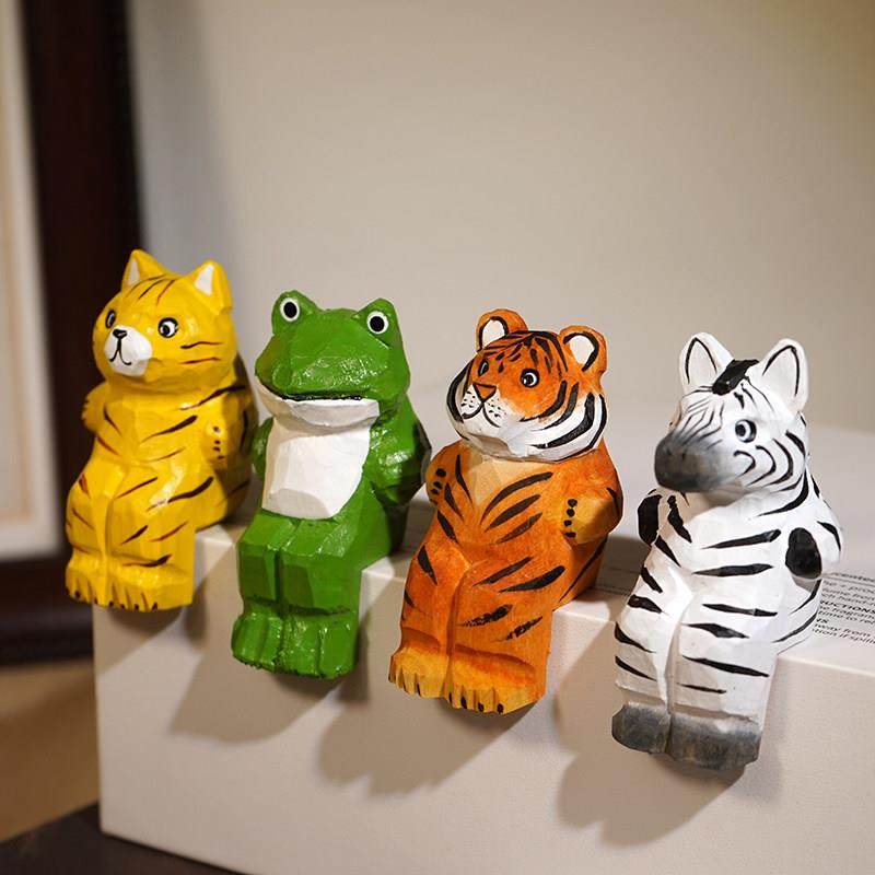 “工作好搭子”坐电脑屏幕手工木雕小摆件可爱创意书架装饰品礼物,家居饰品,装饰摆件,淘宝优惠券,粉丝福利购,淘宝优惠卷