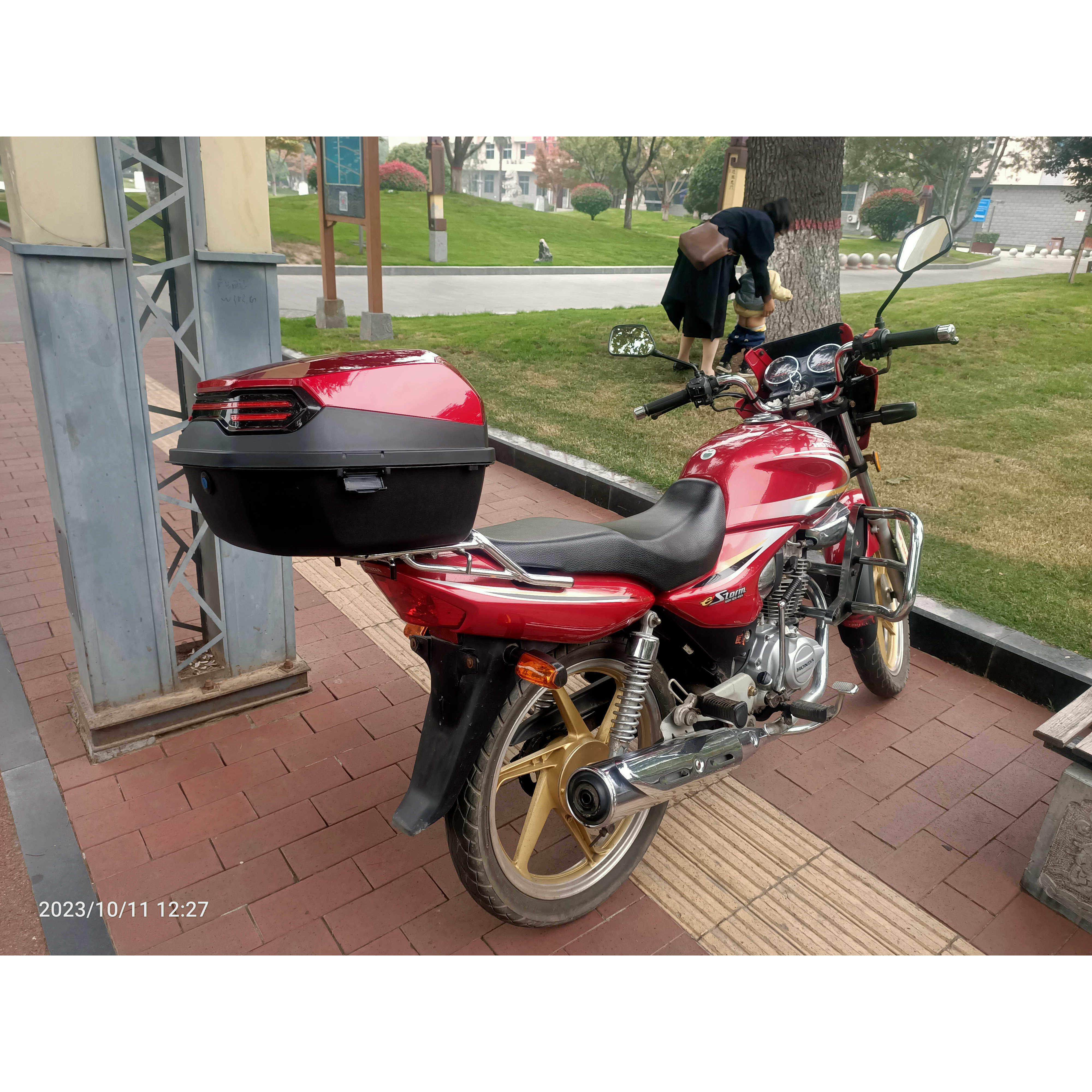 适用125男装车尾箱150摩托车后备箱储物箱工具箱大号通用太子尾箱