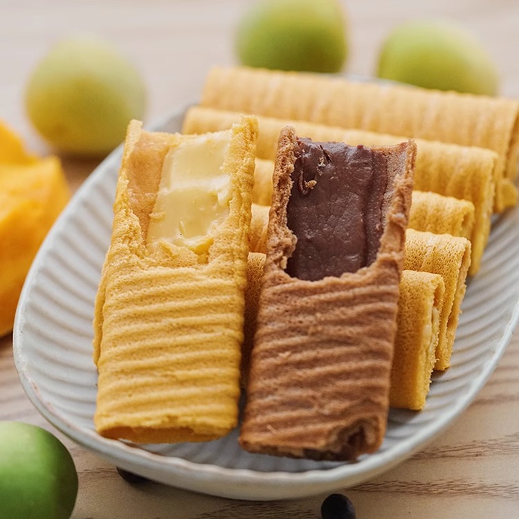 夏午三点 咸蛋黄咖啡黑巧克力夹心蛋卷下午茶网红休闲饼干小零食