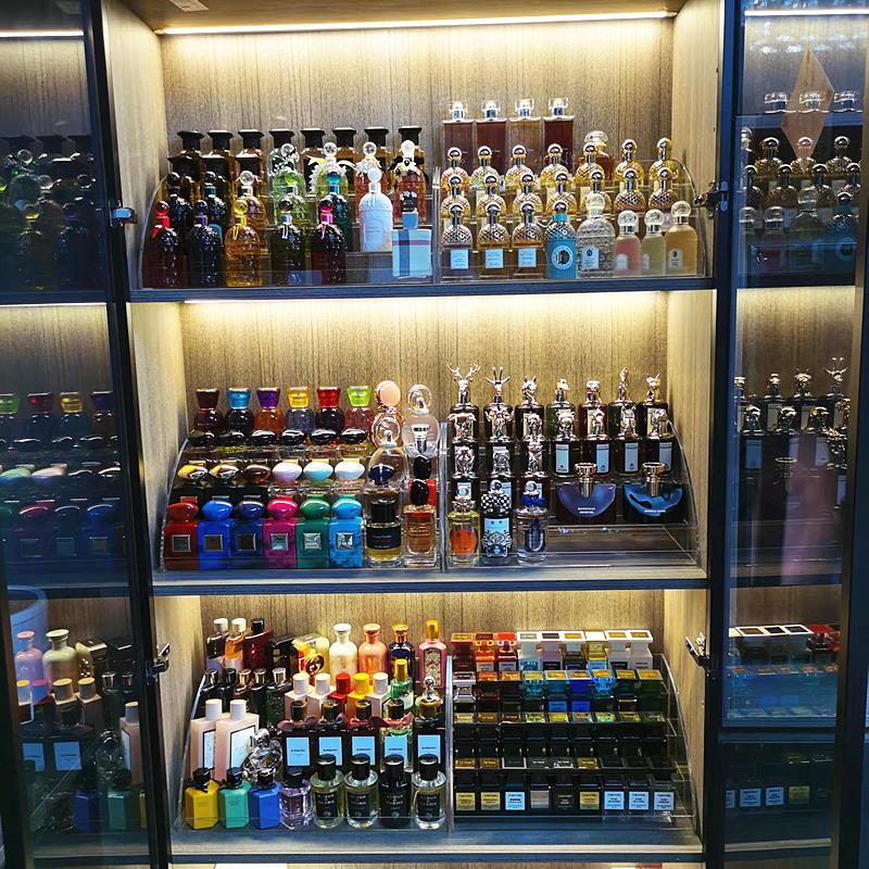 大型阶梯香水展示架桌面亚克力化妆品收纳盒梳妆台护肤品置物架多