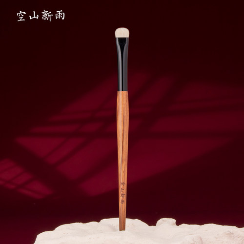 细节晕染加深烟熏眼影刷