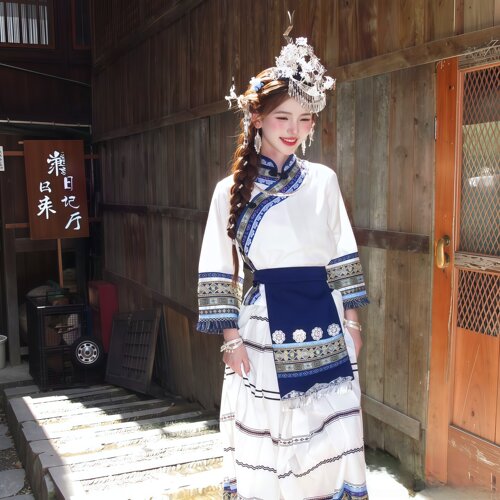 新款蓝白苗族少女节日演出套装