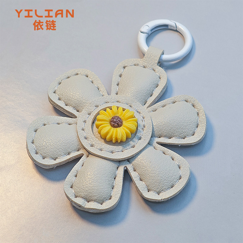 手工皮质必买雏菊花朵包包挂饰钥匙扣挂件女生创意礼物潮玩包挂