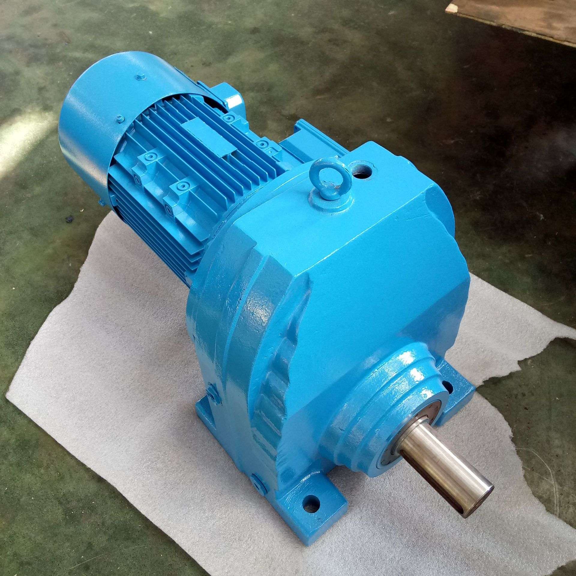 R47法兰轴伸式 轴输入的斜齿轮减速机承载能力大传动效率高耗能低