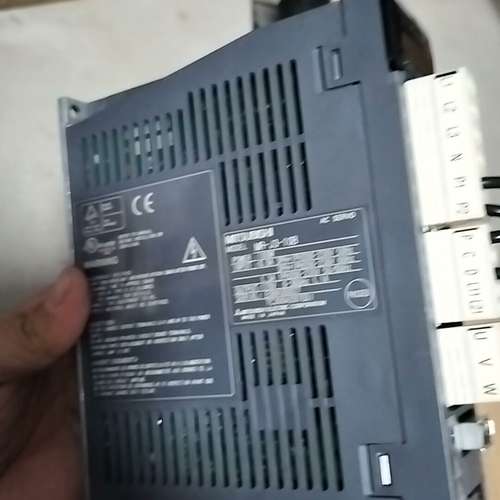 {议价}驱动器 MR-J3-10B/100W功能正常成色